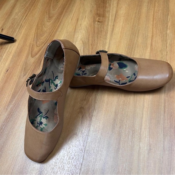 BOC Tan Leather Flats with Strap and Rounded Toe - Picture 7 of 9